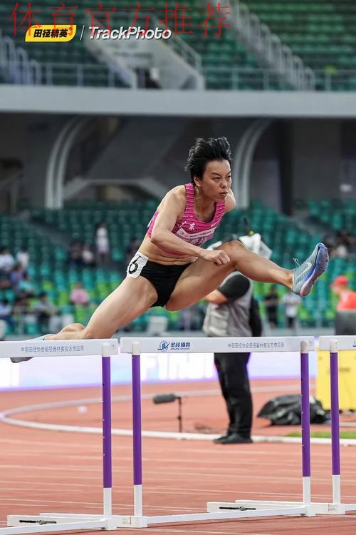 刘景扬夺得田径女子100米栏冠军
