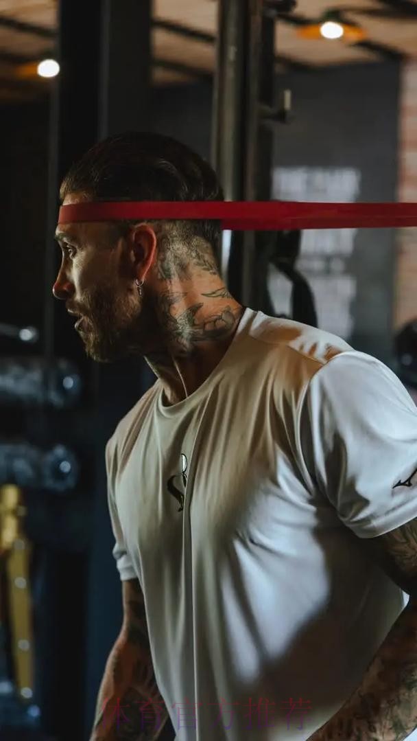 拉莫斯晒照预热冲冠战 肌肉线条无懈可击